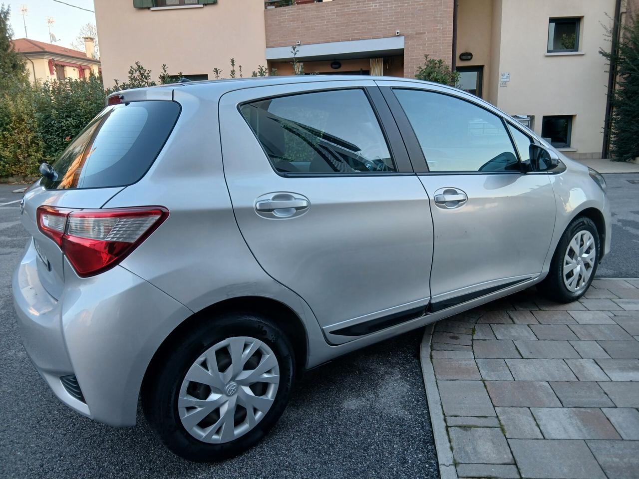 Toyota Yaris 1.0 72 CV 5 porte Active tua a € 199 mese