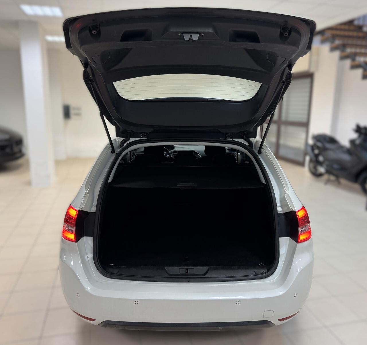Peugeot 308 BlueHDi 120 S&S SW Allure