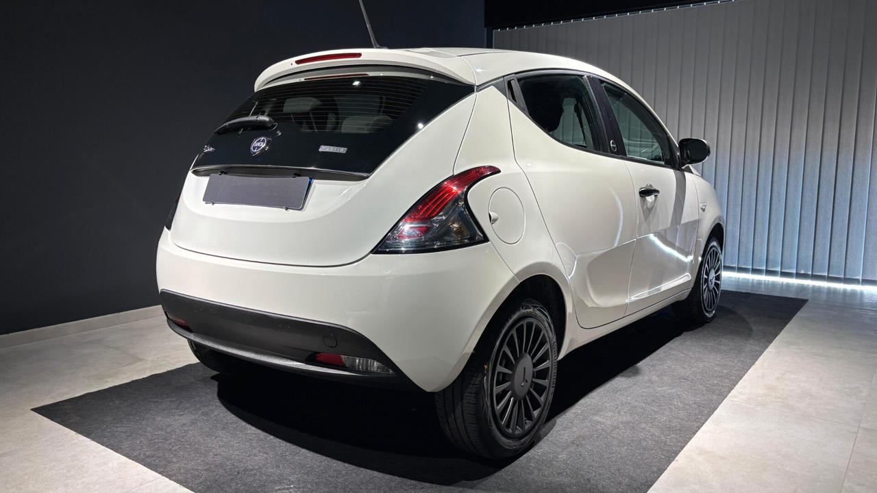 Lancia Ypsilon 1.0 FireFly 5 porte S&S Hybrid Ecochic Silver