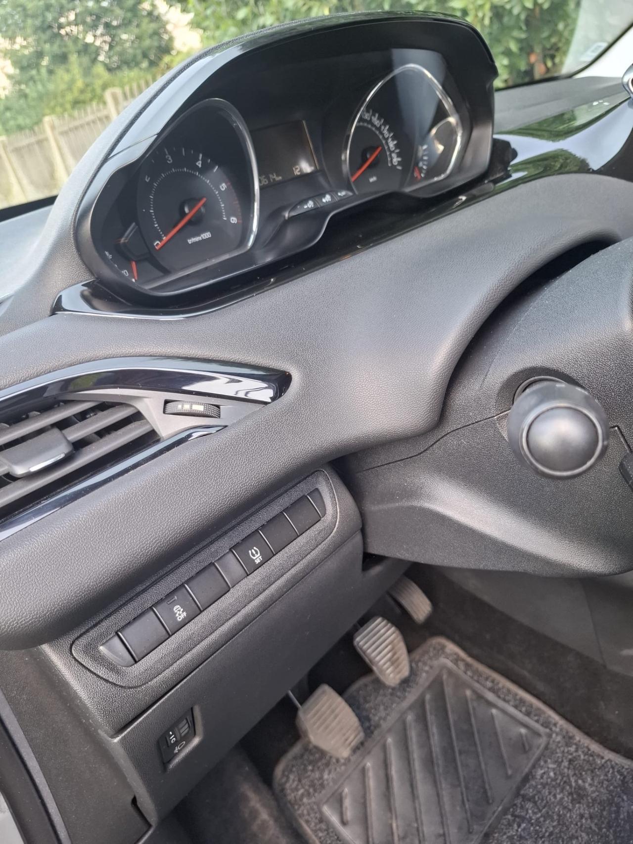 Peugeot 208 1.4 HDi 68 CV 5 porte Allure