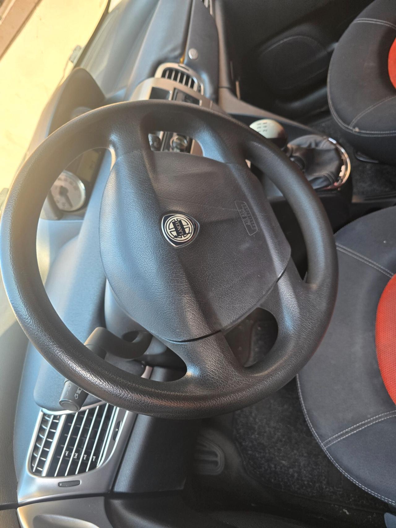 Lancia Ypsilon 1.2 MOMO DESIGN. NEOPATENTATO