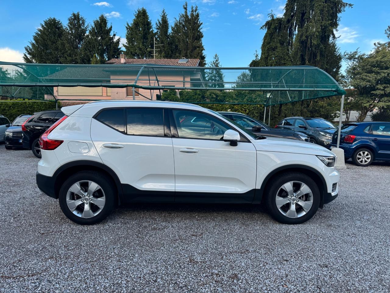 Volvo XC40 T2 automatico MOMENTUM PRO
