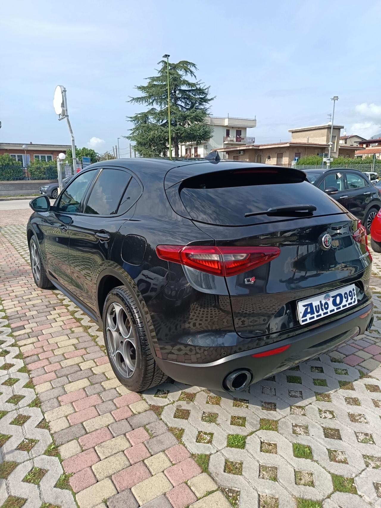 Alfa Romeo Stelvio 2.2 Turbodiesel 210 CV AT8 Q4 Executive palette al volante