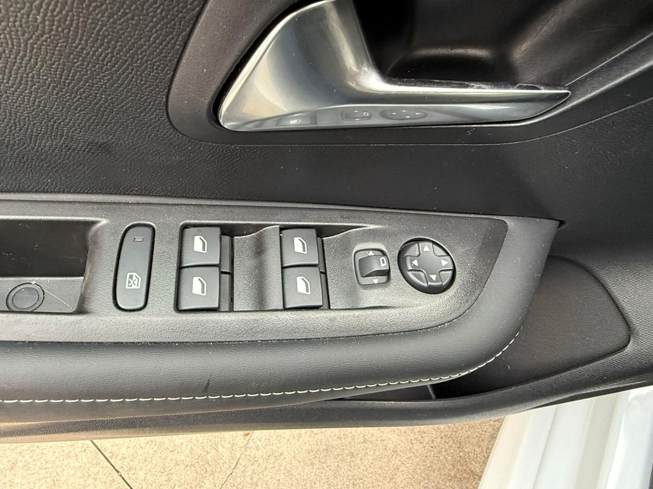 Peugeot 208 1.2 75cv INCIDENTATA MOTORE OK