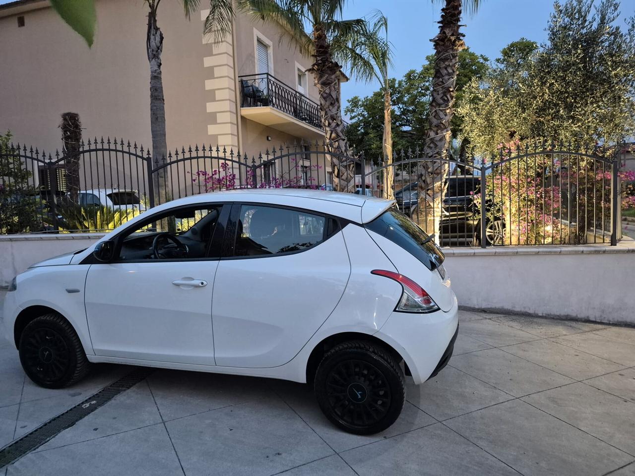 Lancia Ypsilon 0.9 TwinAir 85 CV 5 porte Metano Ecochic Elle
