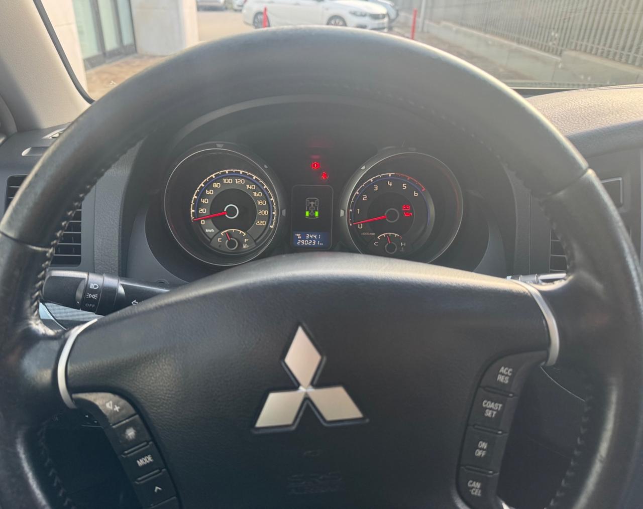 Mitsubishi Pajero 3.2 DI-D Autocarro Manuale Gancio traino