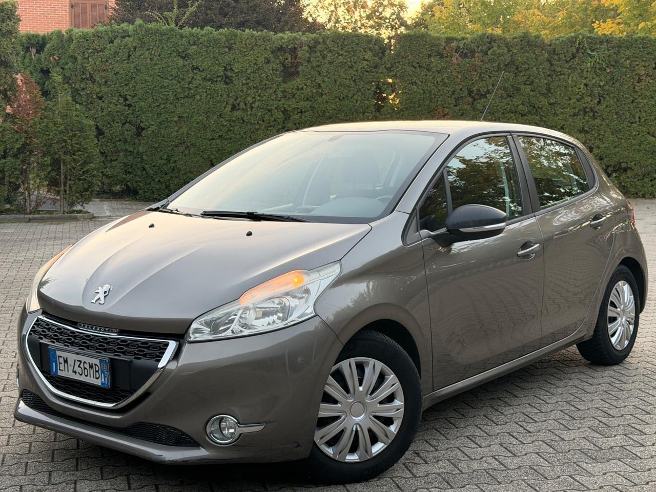 Peugeot 208 1.4 HDi 68 CV 5 porte Allure