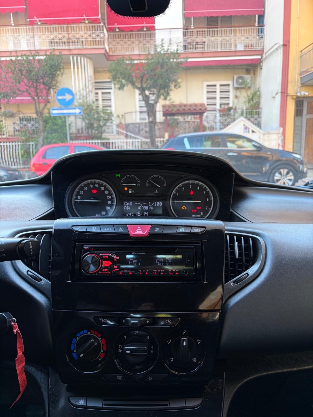 Lancia Ypsilon 1.2 69 CV 5 porte Silver