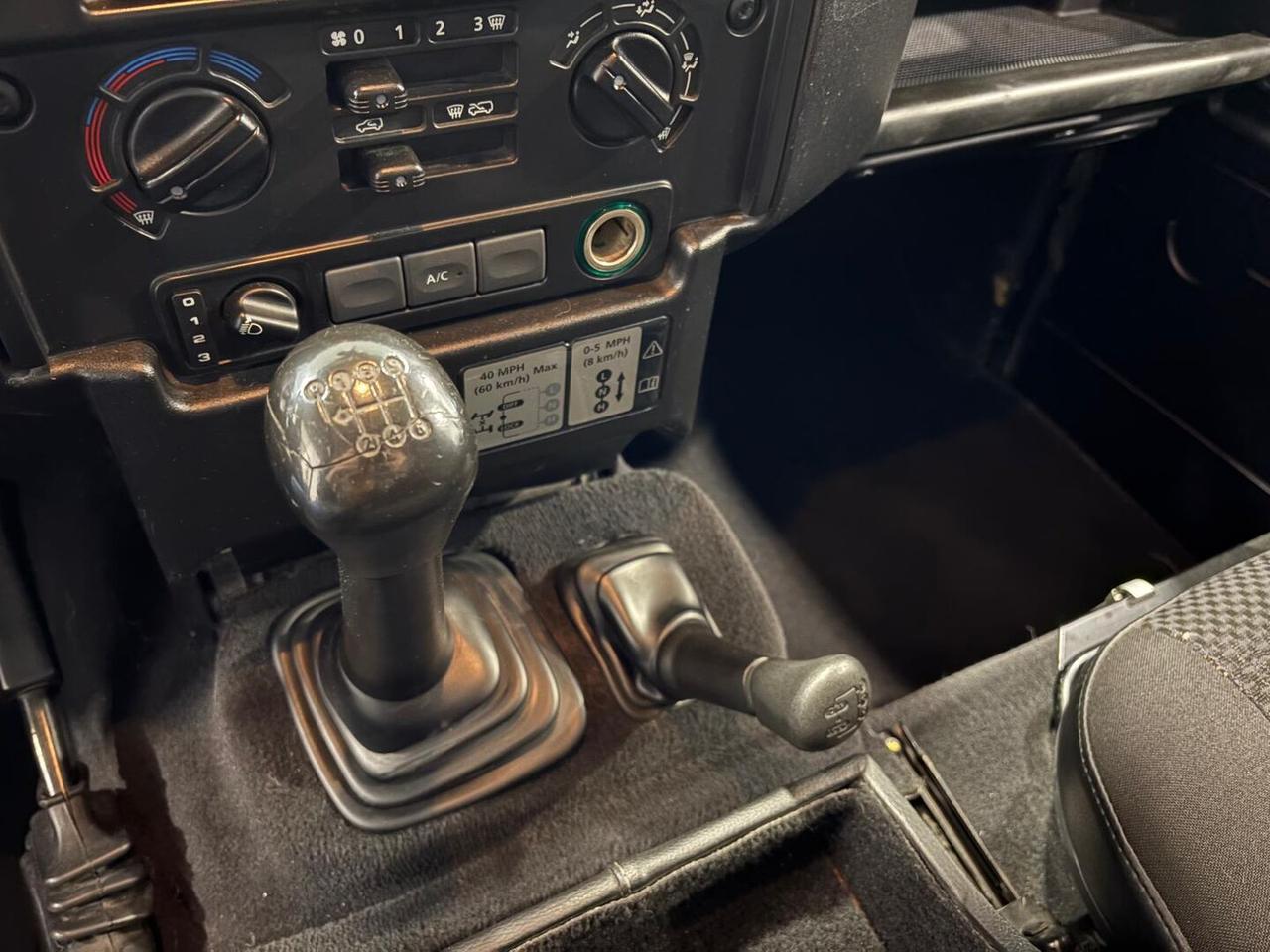 Land Rover Defender VI 2007 90 Defender 90 2.4 td E