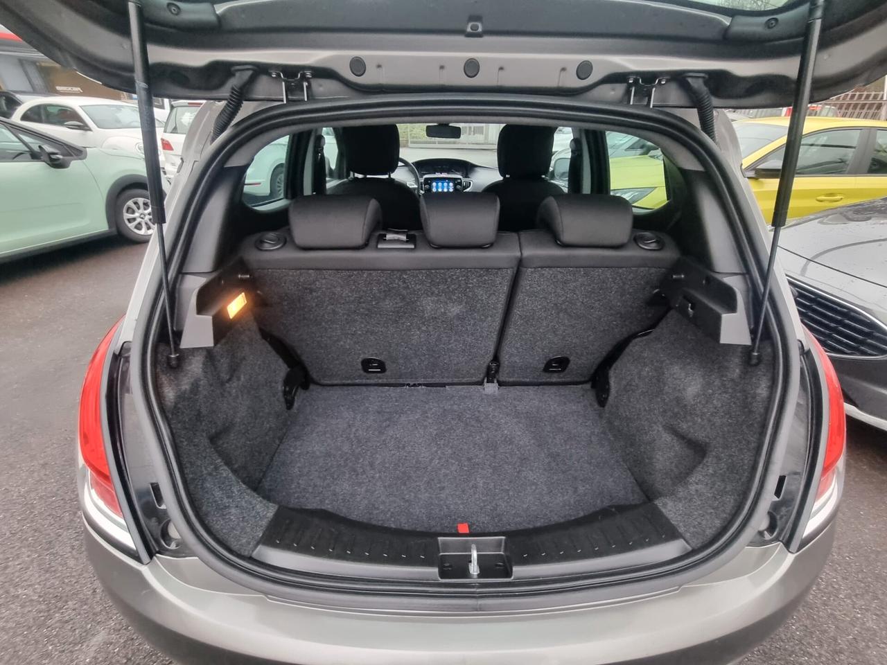 Lancia Ypsilon 1.0 FireFly 5 porte S&S Hybrid Gold Plus