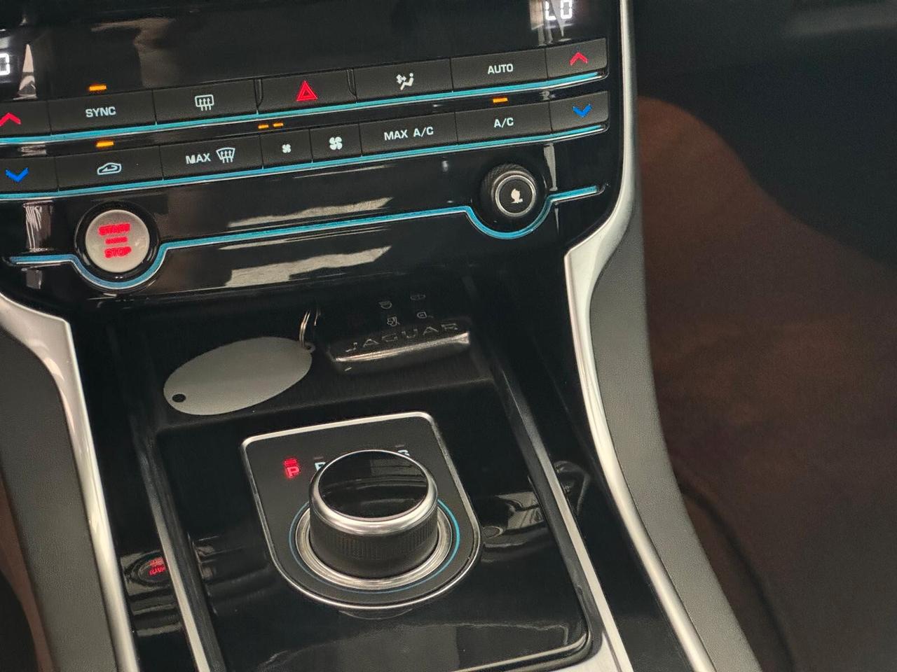 Jaguar XE 2.0 D 180 CV automatica