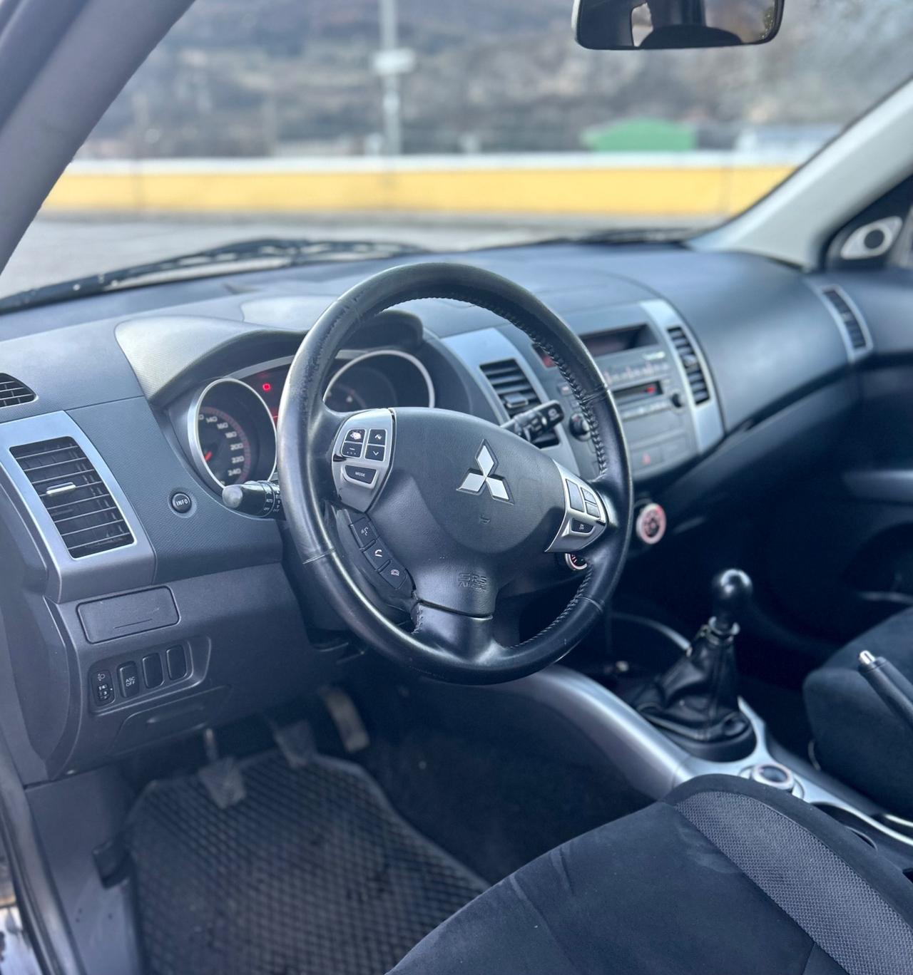 Mitsubishi Outlander 2.0 DI-D Instyle 7 POSTI