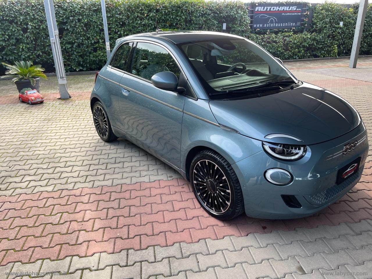 FIAT 500e 3+1 42 kWh La Prima