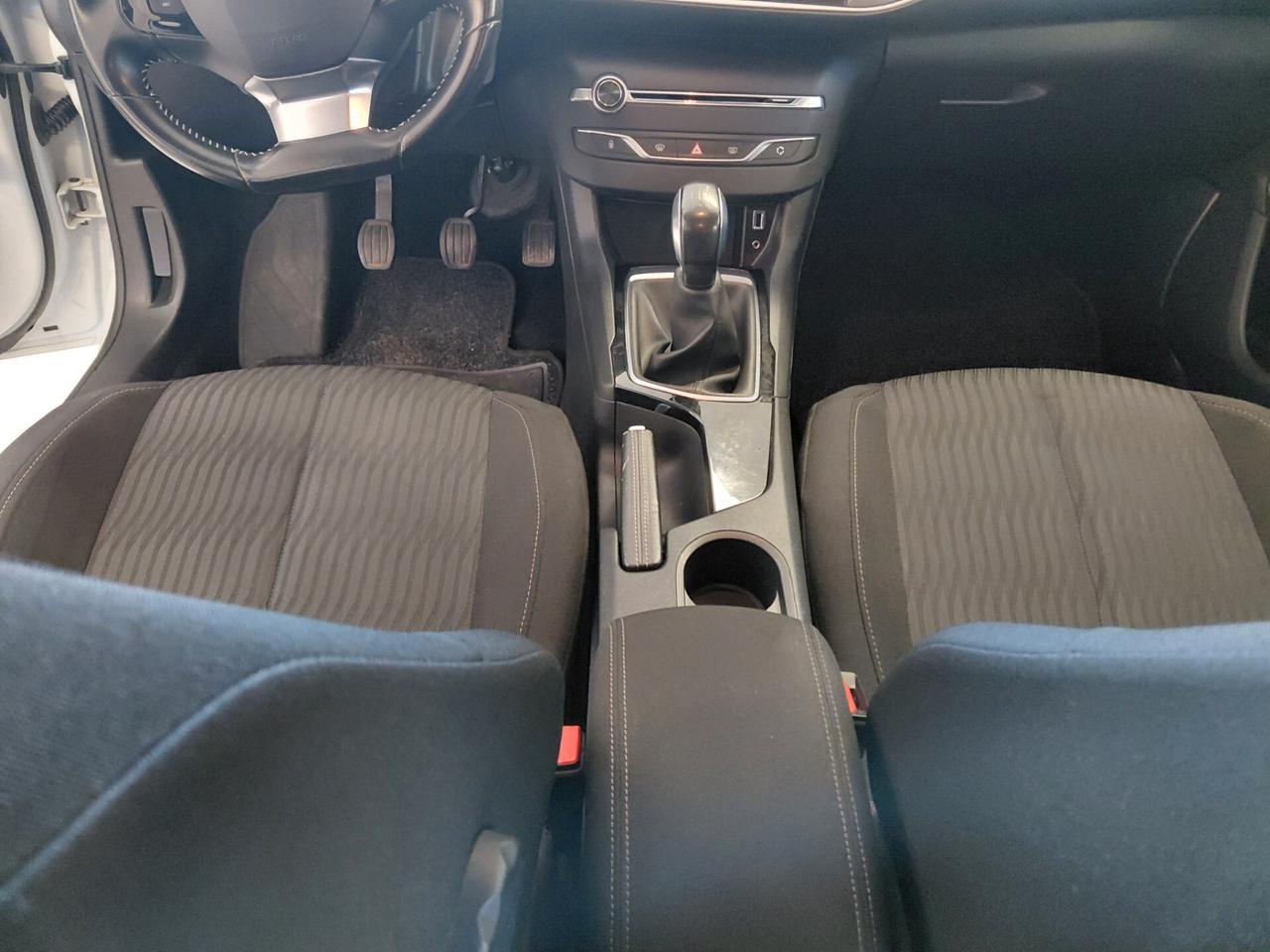 PEUGEOT 3008 ANNO 2016 DS 1.6 ADATTA NEOPATENTATI KM 140 MILA