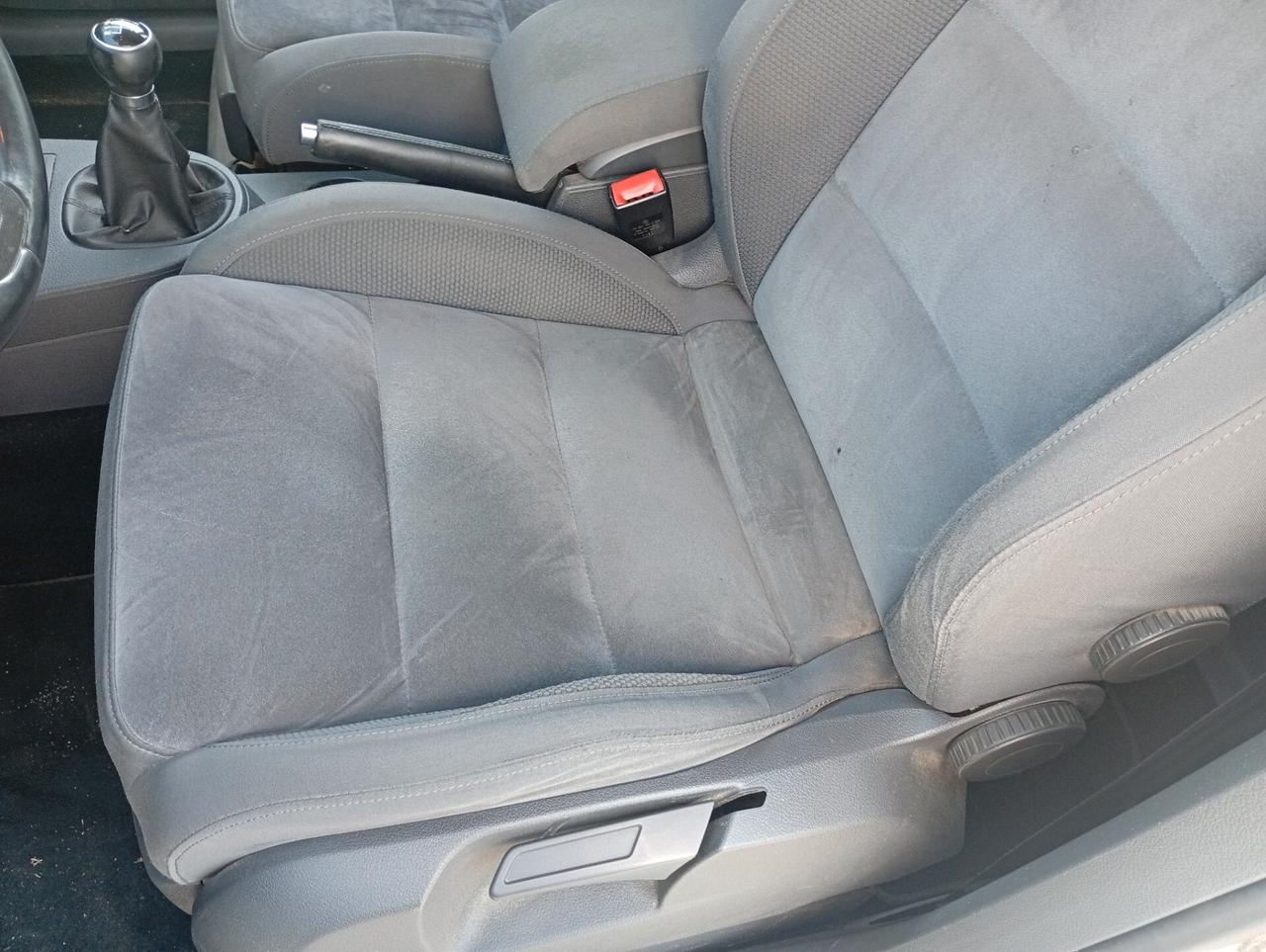 Volkswagen Touran 2.0 TDI 140 CV 7 POSTI