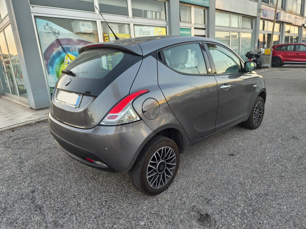 Lancia Ypsilon 0.9 TwinAir 85 CV 5 porte Metano Ecochic Silver