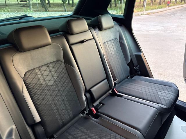 VOLKSWAGEN Tiguan 2.0 TDI 150 CV SCR DSG R-Line LUCI AMBIENTE