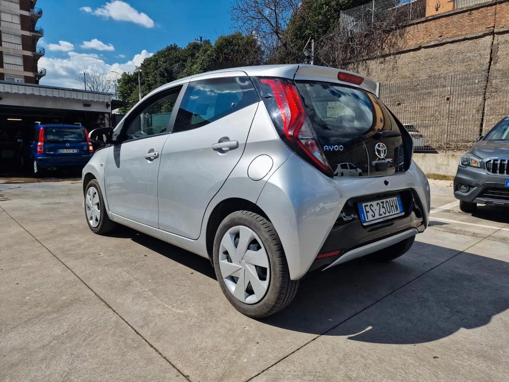 Toyota Aygo 5 Porte Aygo 5p 1.0 x-play 72cv km 21000