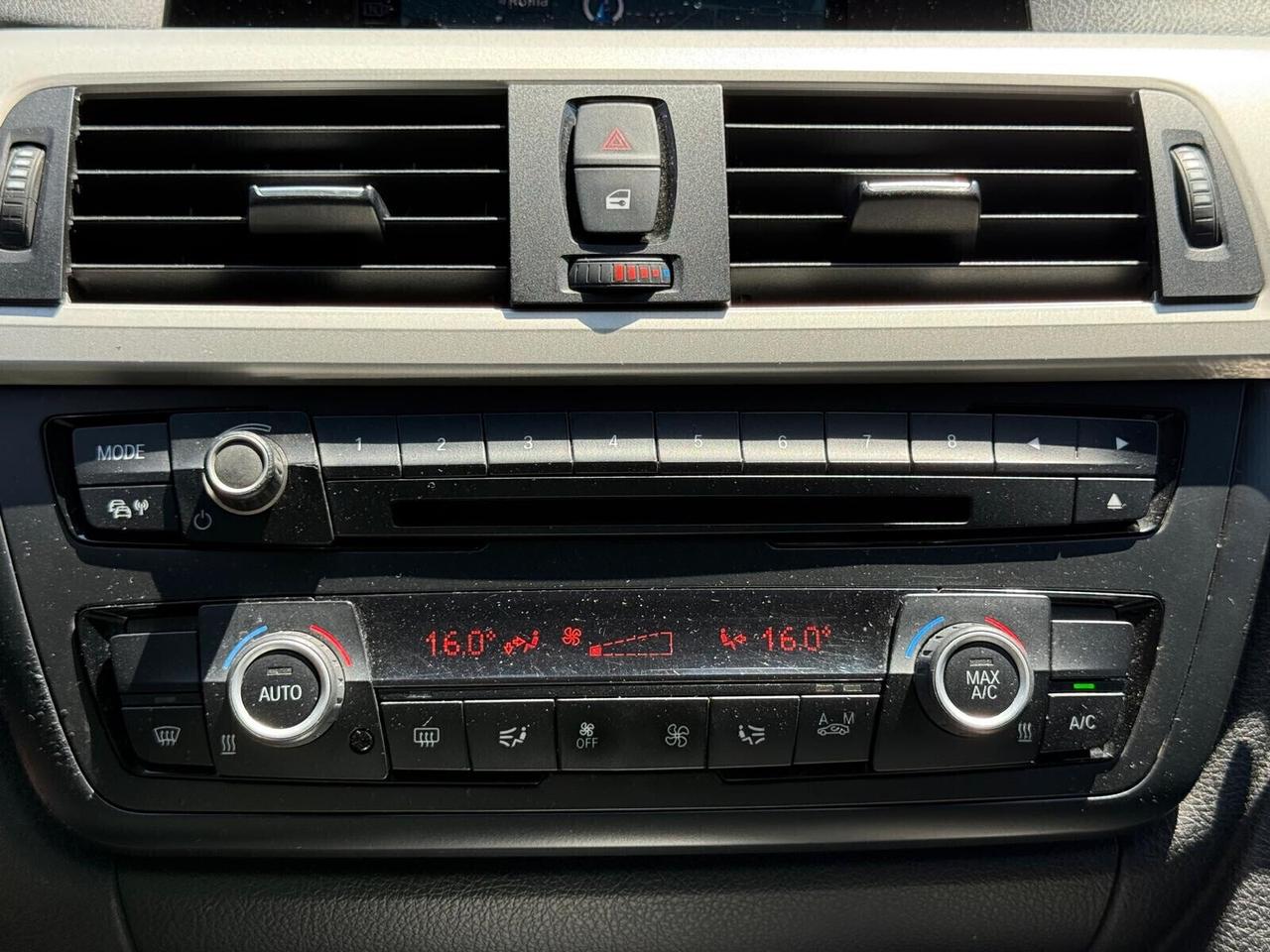 Bmw 318d Touring Business aut. Navi Professional Fari Xeno