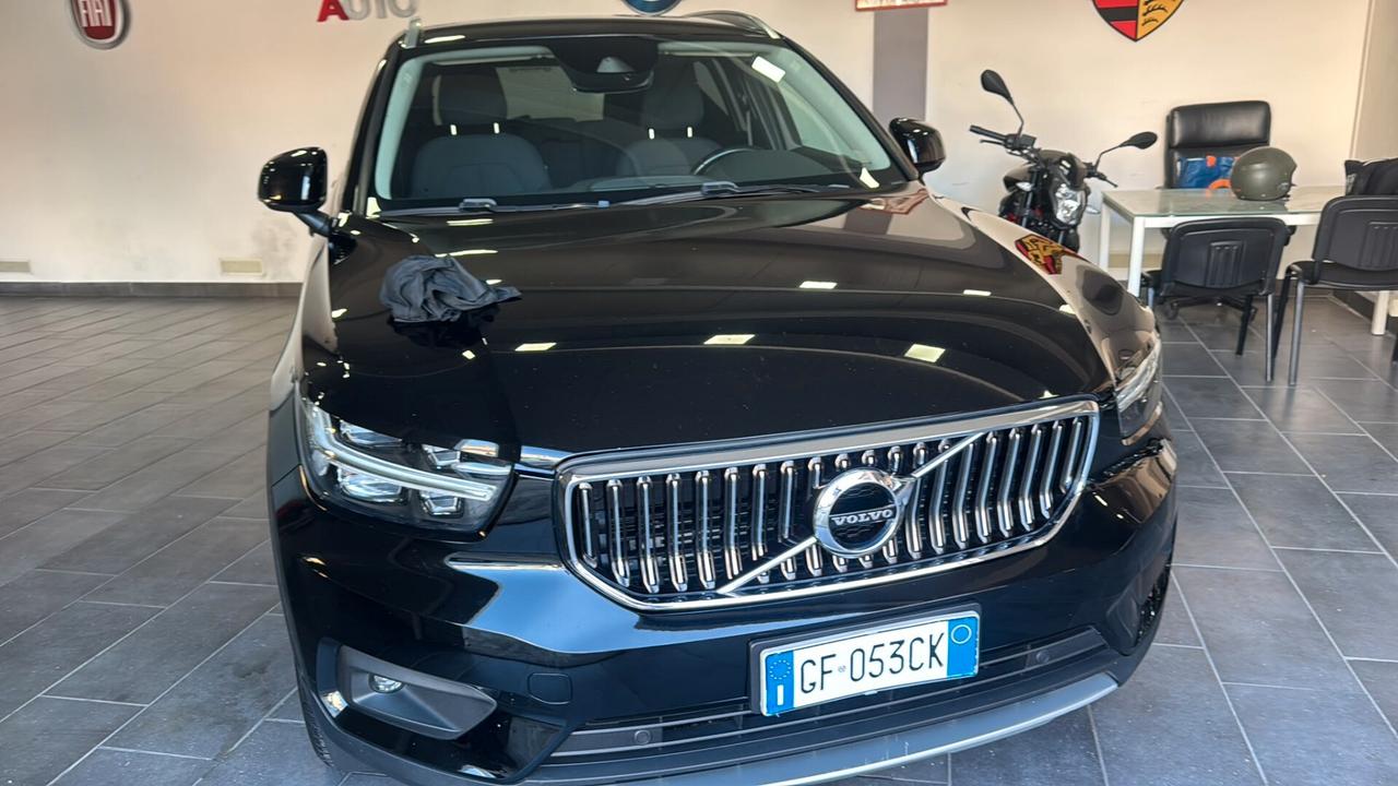 Volvo XC40 T5 Recharge Plug-in Hybrid Inscription SUV elegante e sportivo, che unisce comfort, tecnologia e prestazioni grazie alla motorizzazione ibrida plug-in benzina/elettrica