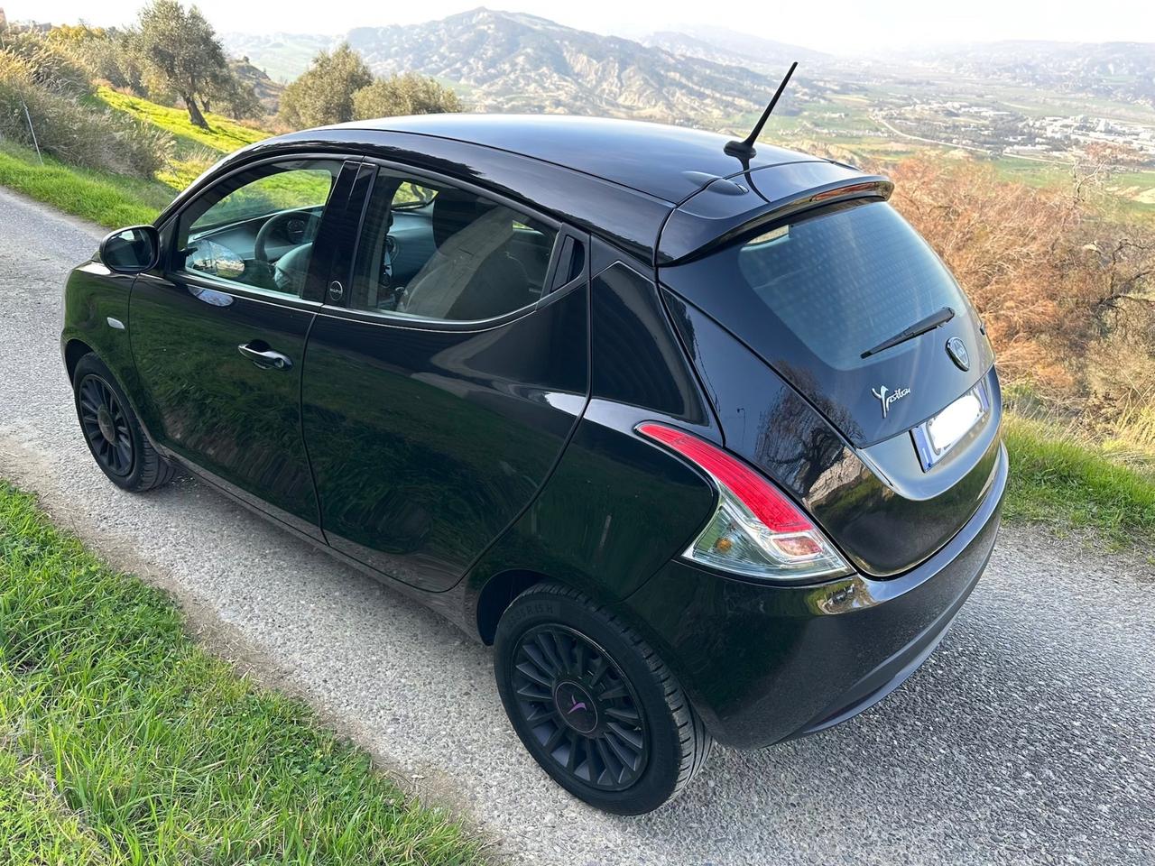 Lancia Ypsilon 1.0 FireFly 5 porte S&S Hybrid Ecochic Silver