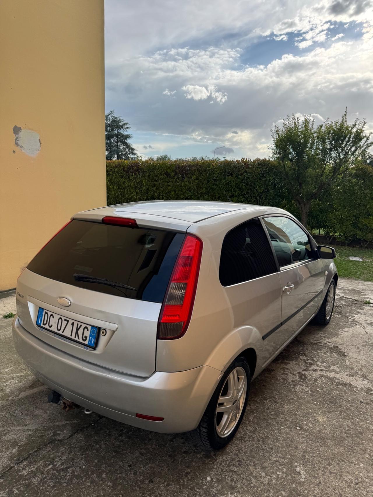 Ford Fiesta 1.4 16V 5p. Ghia