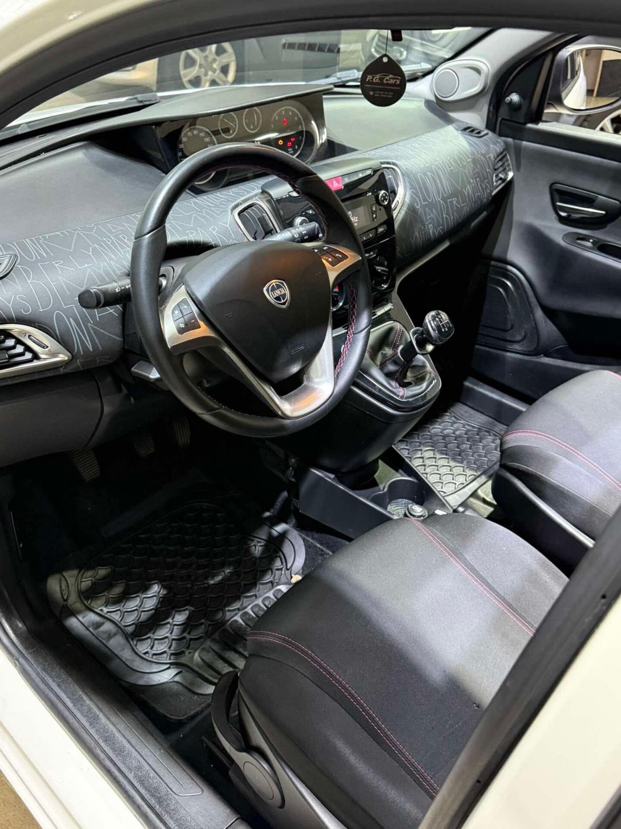 Lancia Ypsilon 1.2 69 CV london Paris