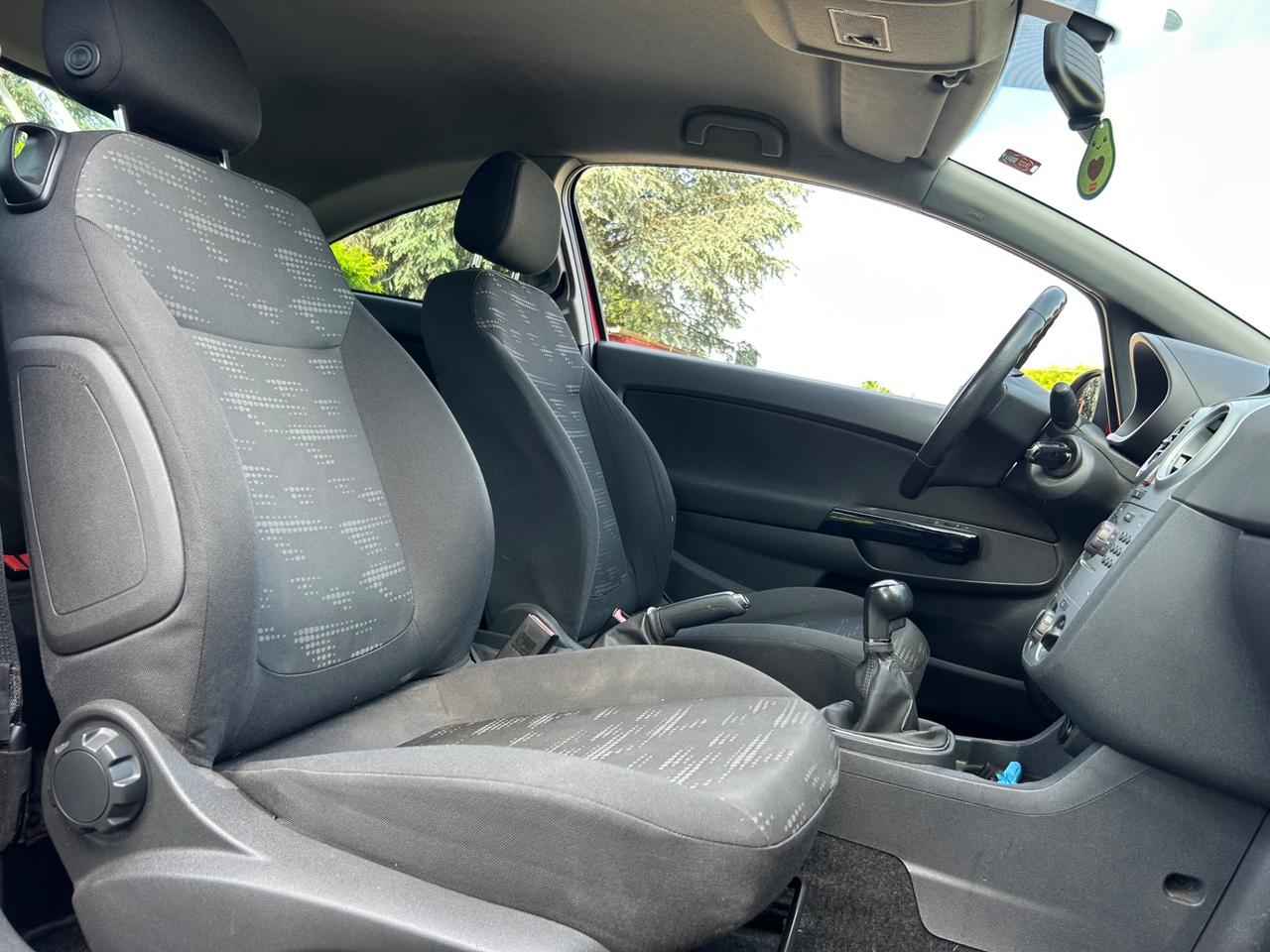 Opel Corsa 1.2 3 porte b-color