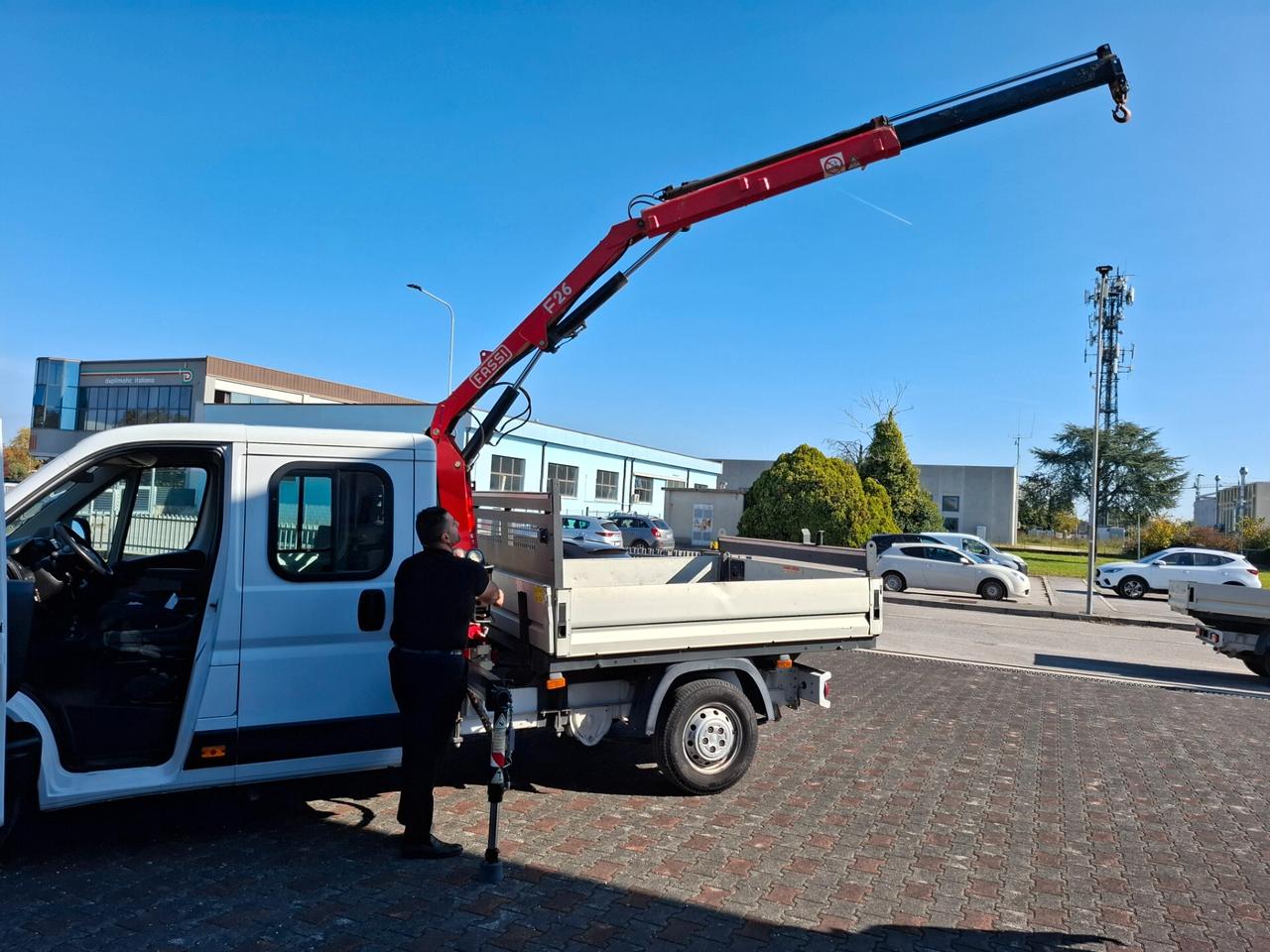 Fiat Ducato 2.3 cassonato con Doppia cabina 7 posti allestito con Gru Fassi