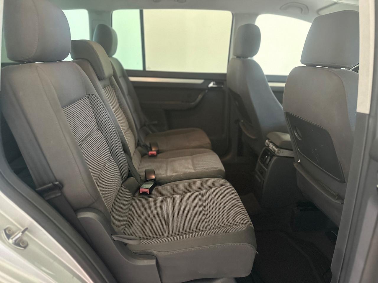Volkswagen Touran 2.0 16V TDI DSG Highline 7 POSTI