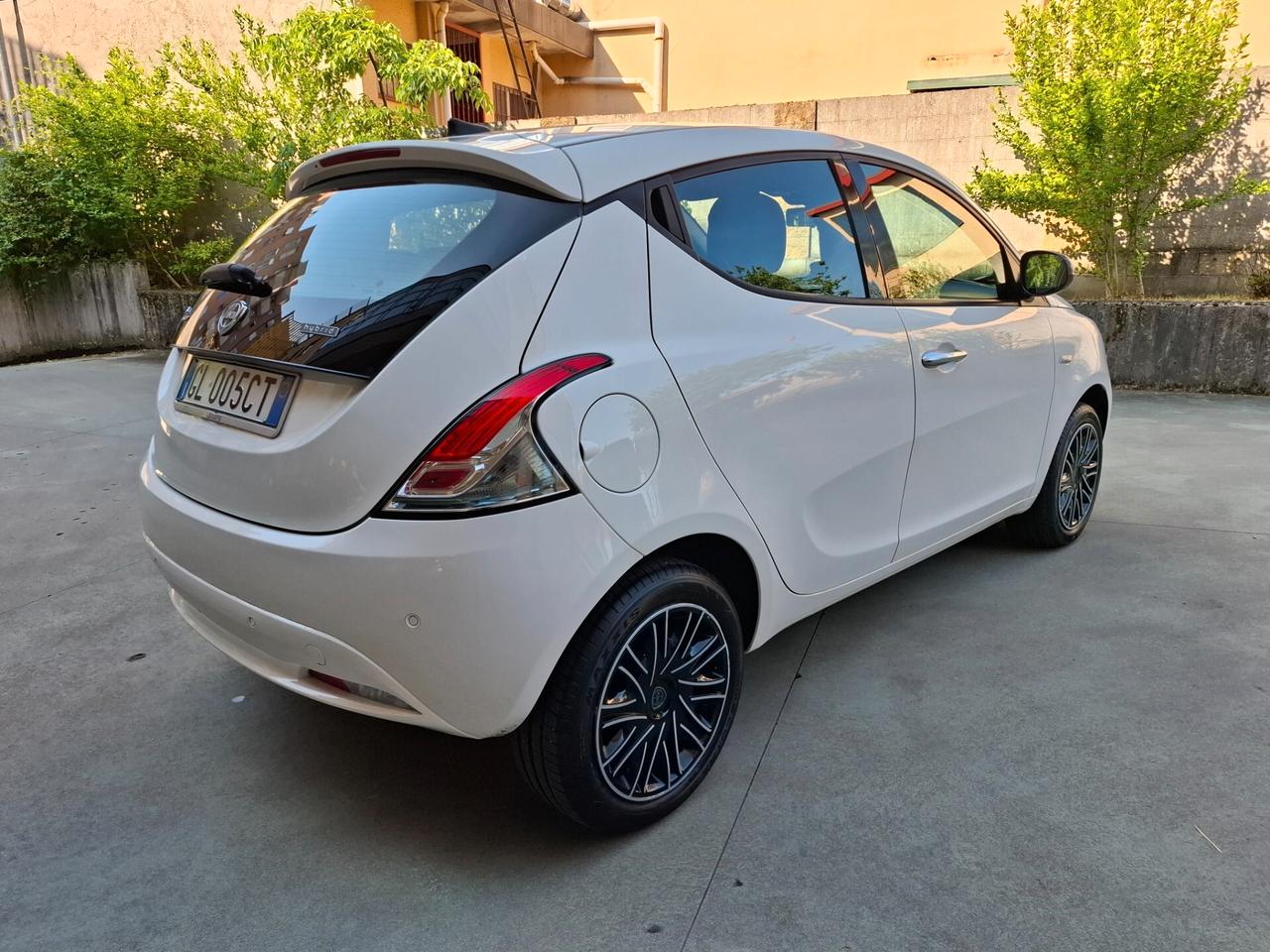 Lancia Ypsilon 1.0 FireFly 5 porte S&S Hybryd Gold