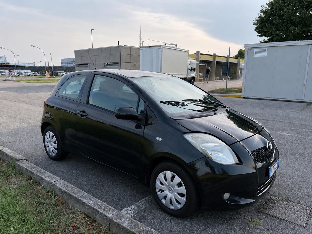 Toyota Yaris 1.3 87cv benzina neo patentati