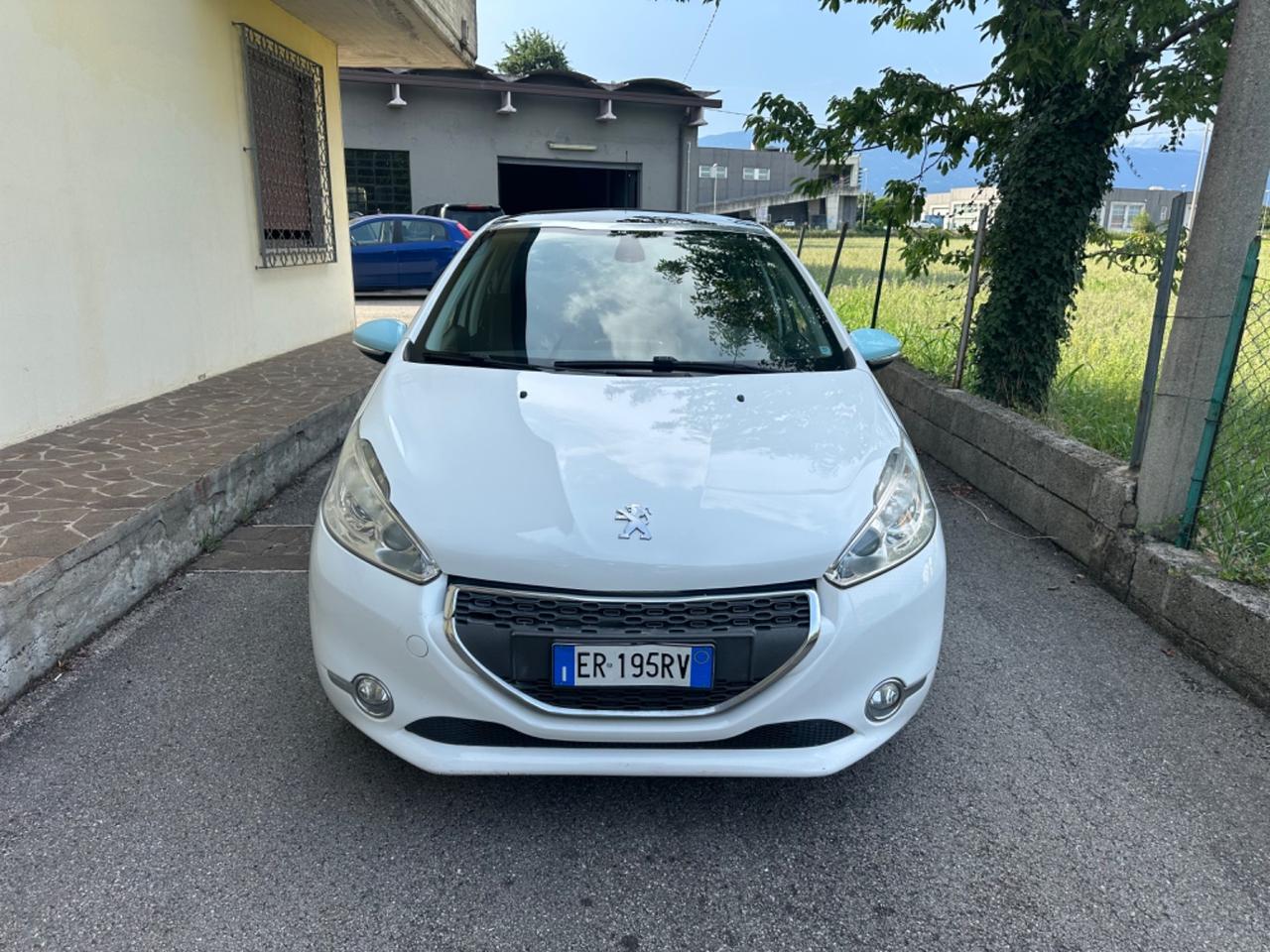 Peugeot 208 1.4 HDi 68 CV 5 porte Allure