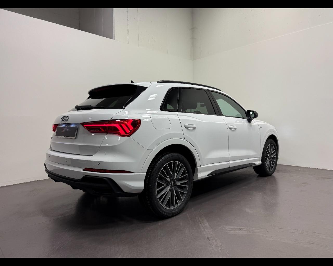 AUDI Q3 45 TFSIe S-TRONIC S LINE EDITION
