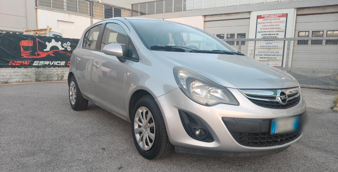 Opel Corsa con gancio traino e garanzia