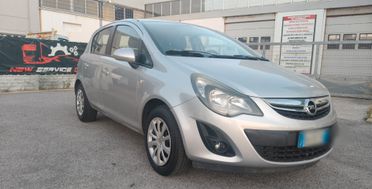 Opel Corsa con gancio traino e garanzia