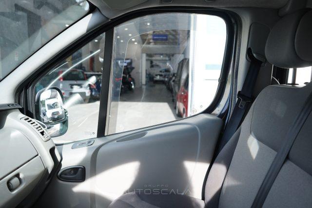 RENAULT Trafic T27 2.5 dCi 150cv PC-TN Passenger