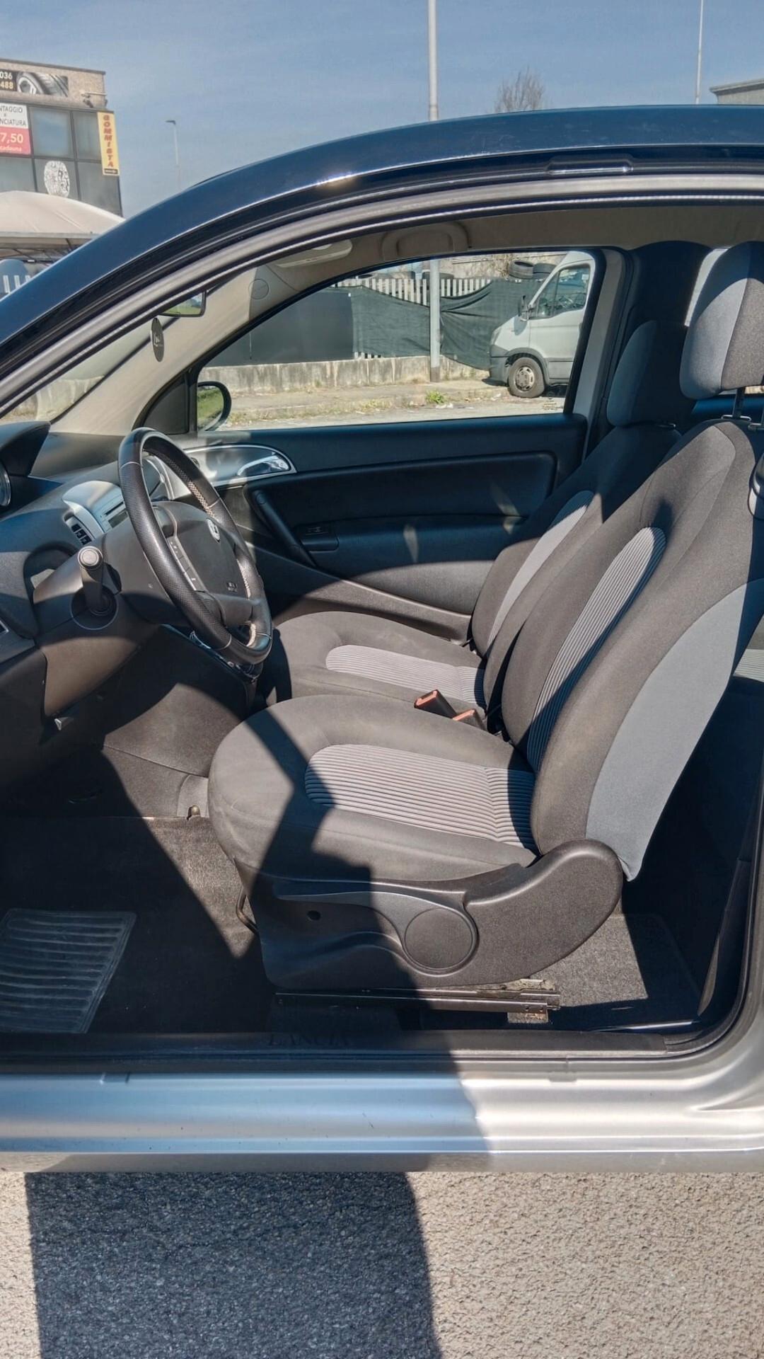 Lancia Ypsilon 1.4 16V bicolore argento e nera