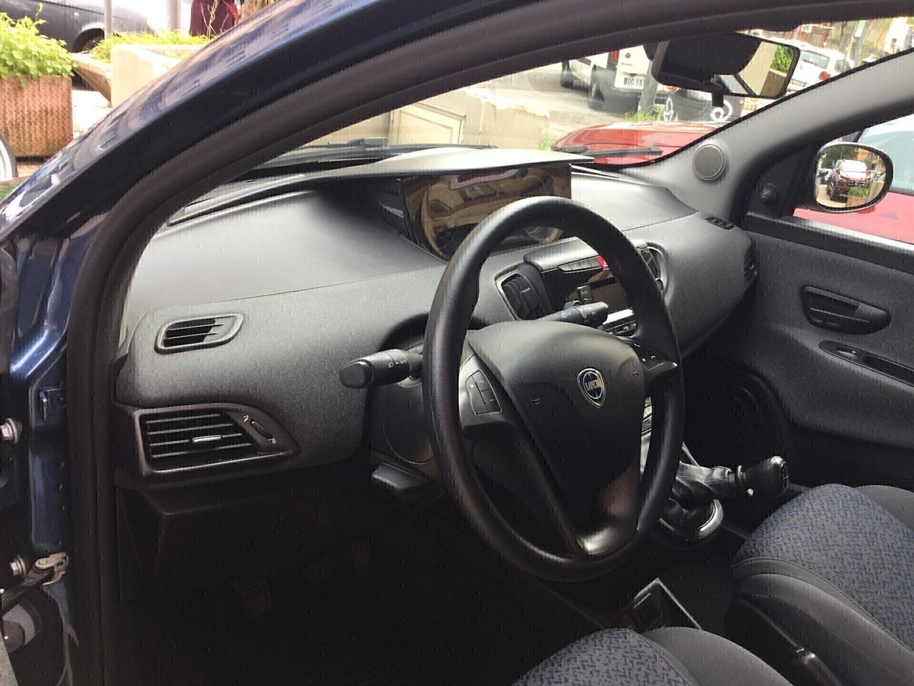 Lancia Ypsilon 1.0 FireFly 5 porte S&S Hybrid Ecochic Silver