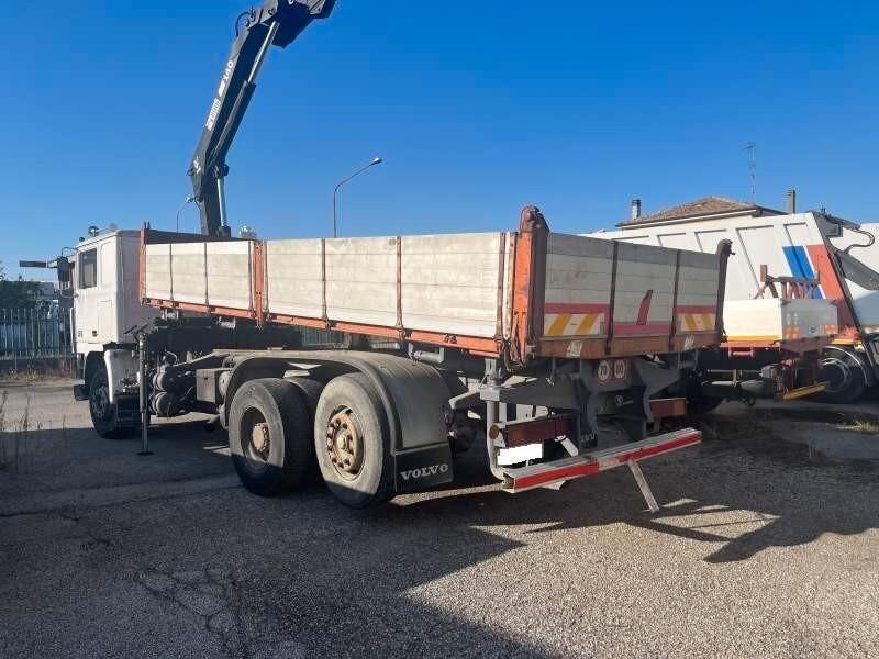 VOLVO FL12 6X2 GRU HAIB 140 E CASSONE RIBALTABILE TRILATERALE