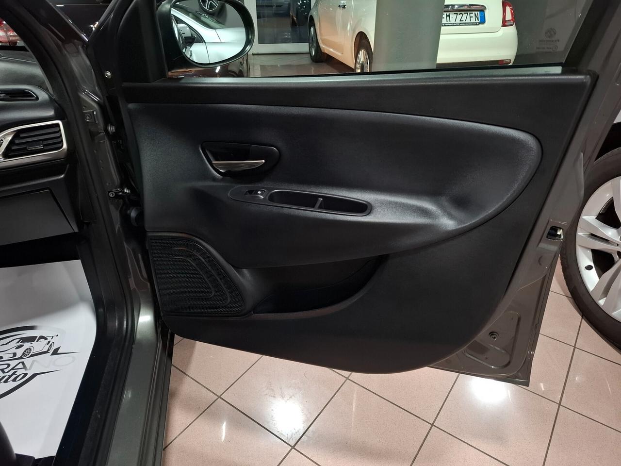Lancia Ypsilon 1.2 benzina Silver Neopatentato