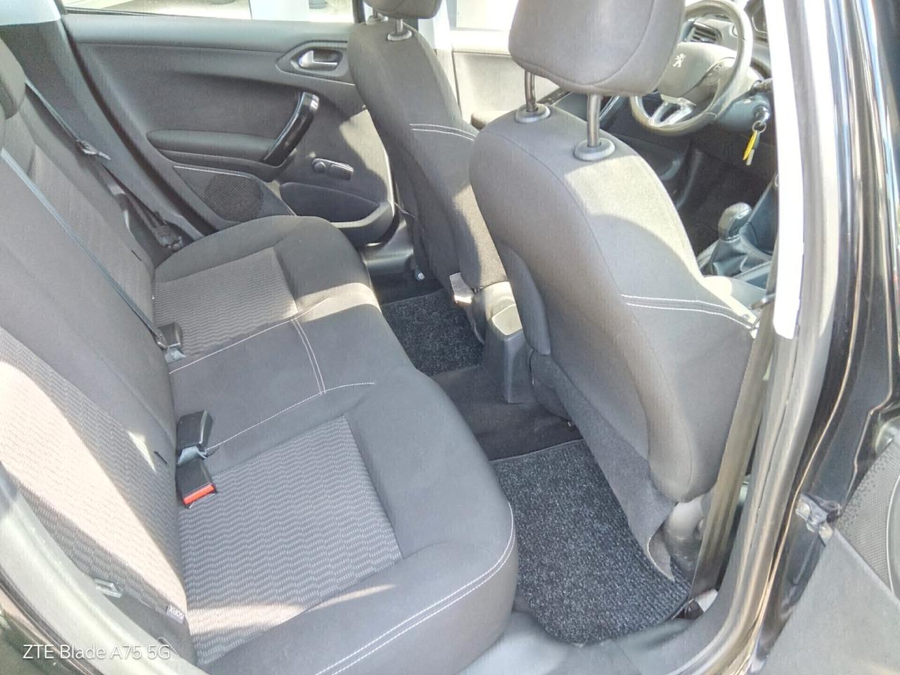 Peugeot 208 1.2 benzina Neopatentati