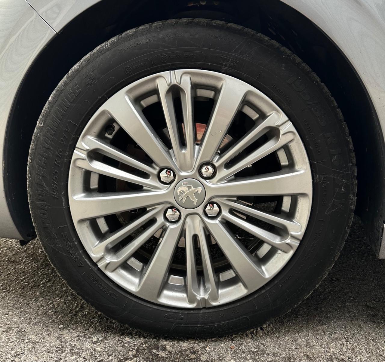 Peugeot 208 1.5 BlueHDi 100cv 5p. Allure