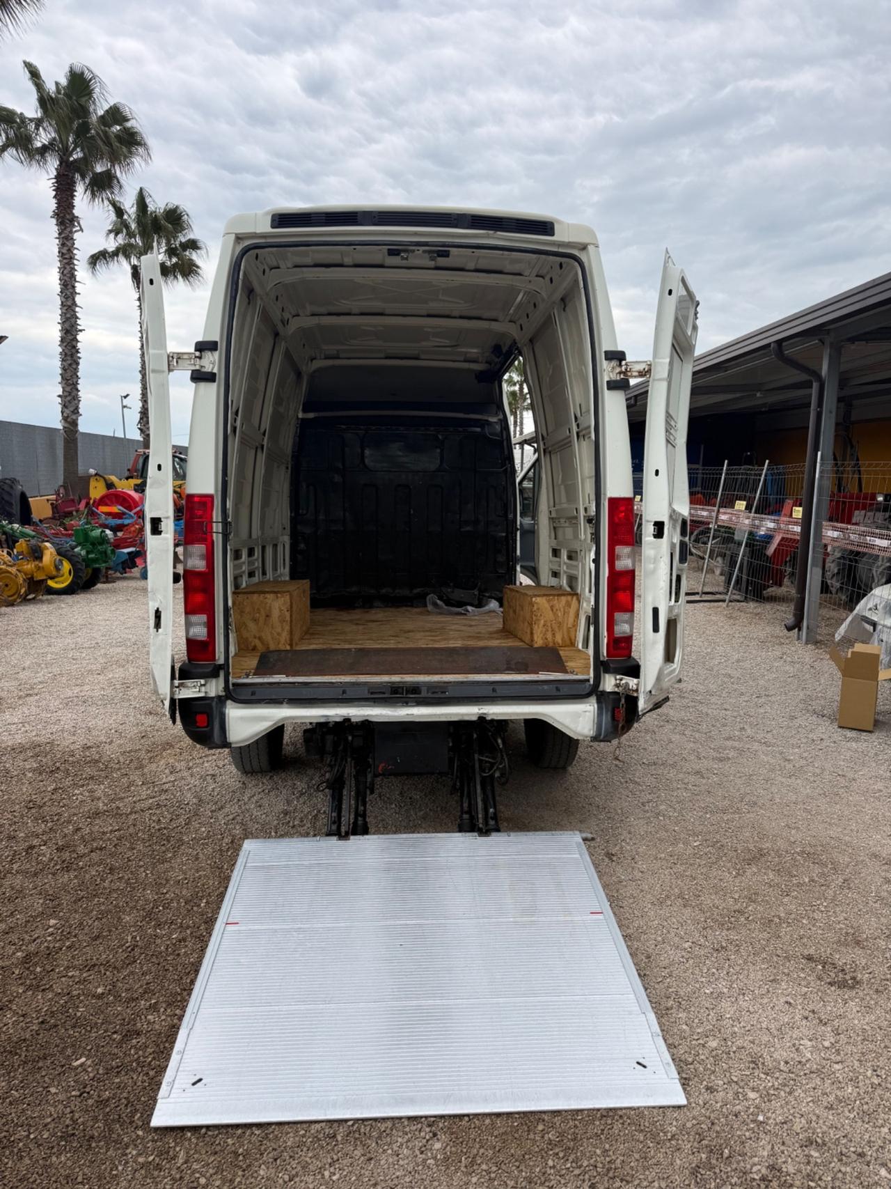 Trattore iveco Daily furgonato con sponda idraulica 10 quintali