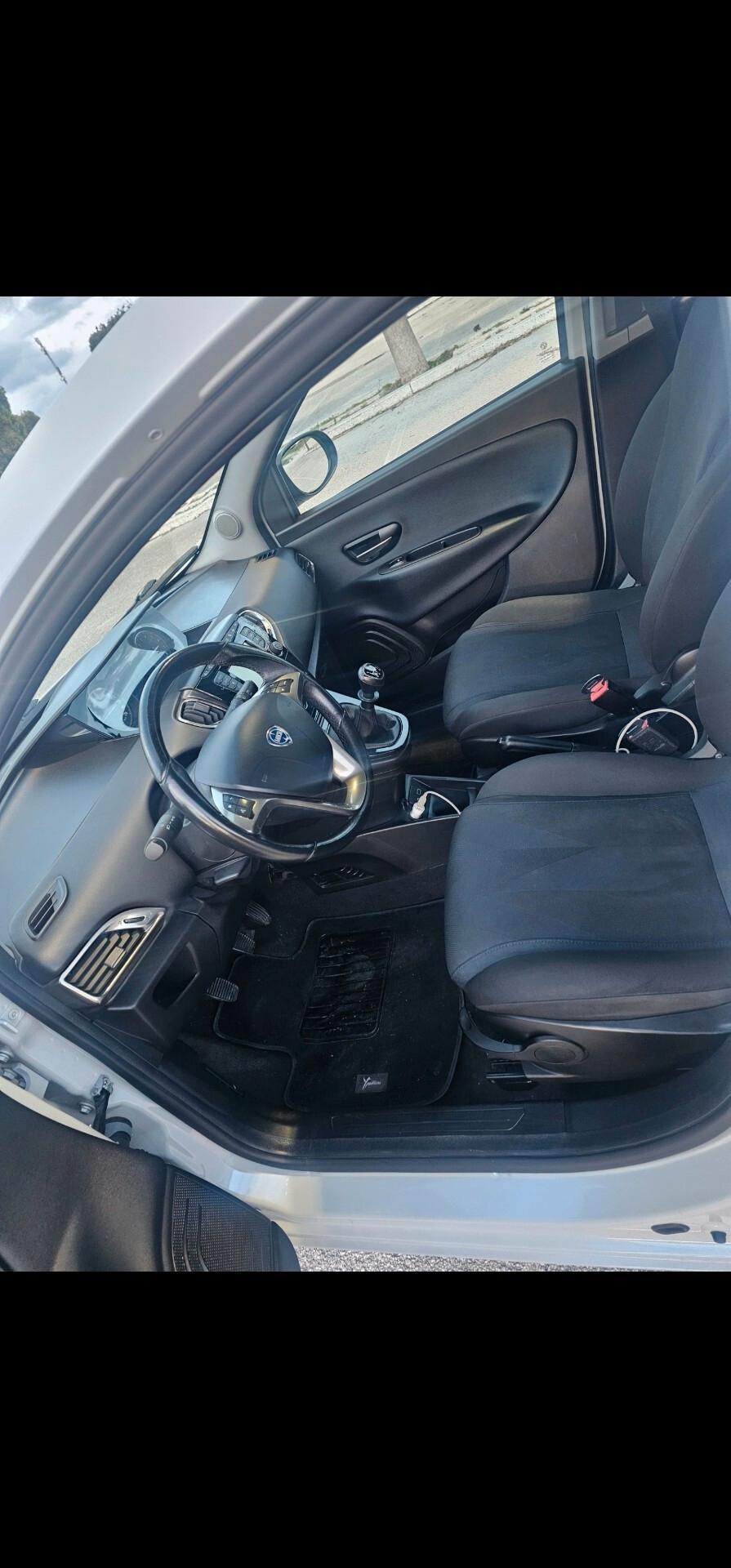 Lancia Ypsilon 1.2 69 CV 5 porte Platinum