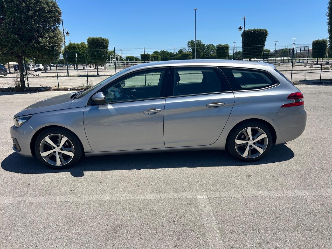 Peugeot 308 BlueHDi 130 S&S SW Allure da vetrina