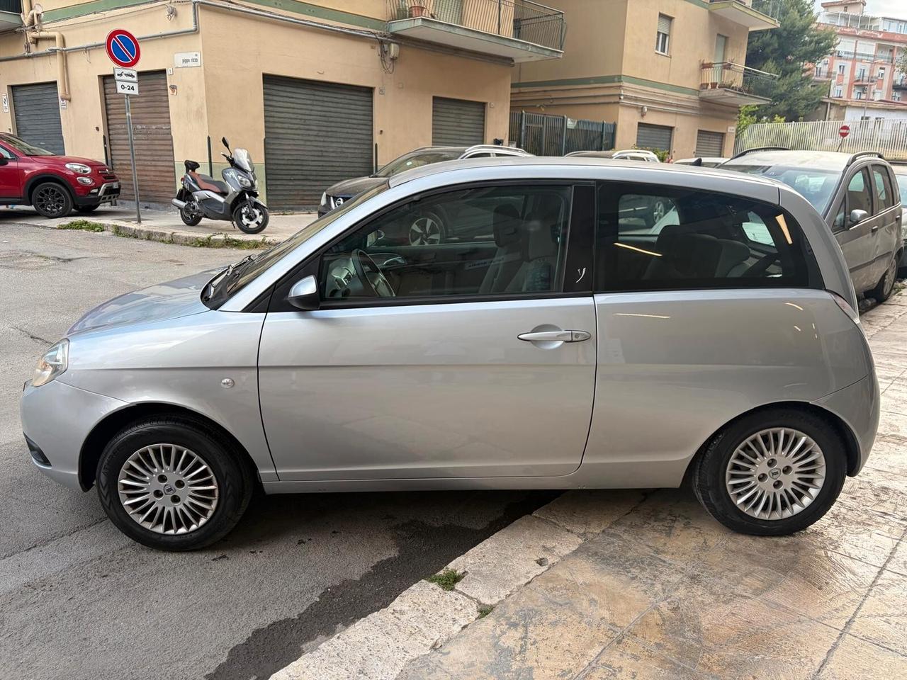 Lancia Ypsilon 1.2 Argento PARI AL NUOVO 84.000KM