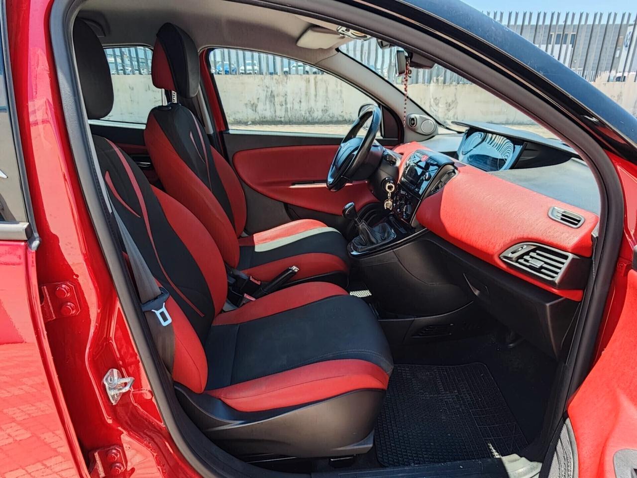 Lancia Ypsilon LANCIA YPSLON BLACK&RED 1.3 JTD 95CV STOP&START