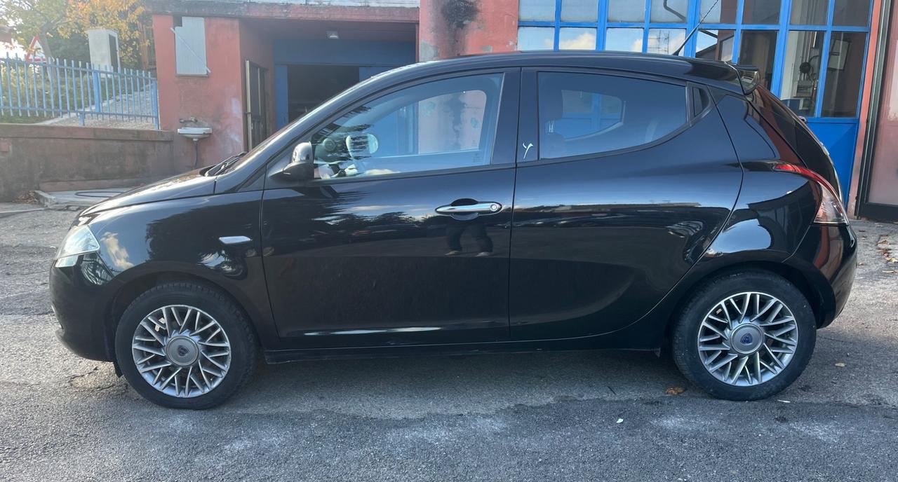 Lancia Ypsilon 1.2 69 CV 5 porte Black/Red