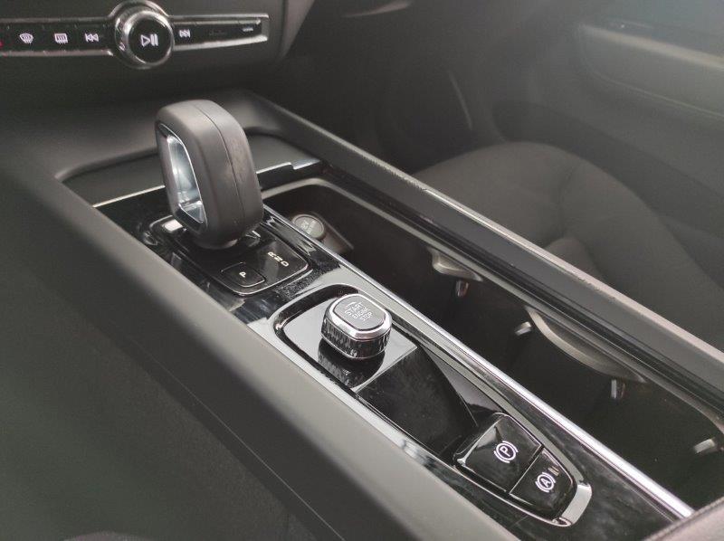 VOLVO XC60 (2017-->) - XC60 B4 Geartronic Momentum